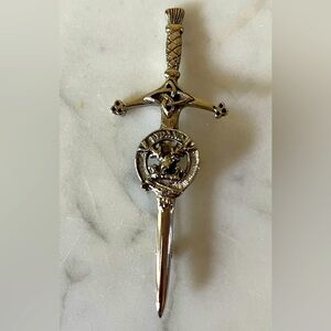 Scottish Clan Gordon (Bydand - steadfast) pin for kilted skirt, lapel or hat.